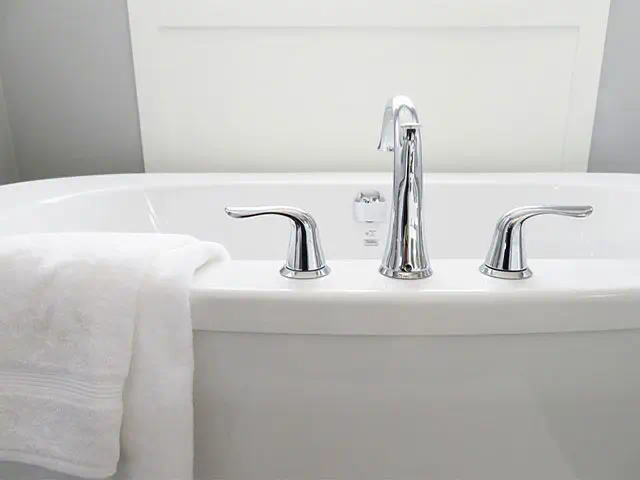 Moderne Badewanne mit hochwertiger Armatur
