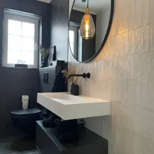 Modernes Gäste Badezimmer schwarz weiß Badsanierung durch WärmeFix Haustechnik Marl und Umgebung