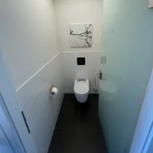 Modernes Gäste WC wandhängendes WC Badsanierung durch WärmeFix Haustechnik Marl und Umgebung