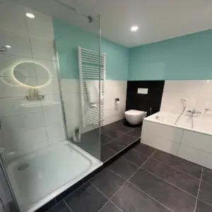 Modernes Badezimmer mit Dusche Badewanne WC und Handtuchheizkörper