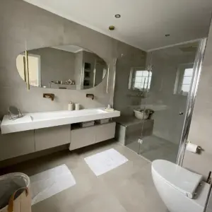Modernes Badezimmer mit Dusche und Doppelwaschbecken Badsanierung durch WärmeFix Haustechnik Marl und Umgebung