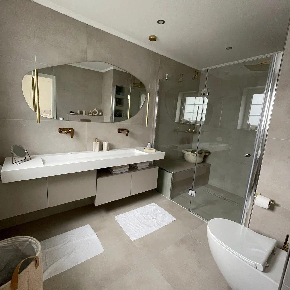 Modernes Badezimmer mit Dusche und Doppelwaschbecken Badsanierung durch WärmeFix Haustechnik Marl und Umgebung