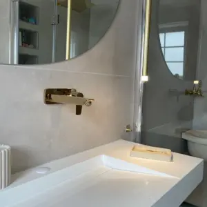Modernes Badezimmer Waschtisch Armatur Spiegel Detail Badsanierung durch WärmeFix Haustechnik Marl und Umgebung