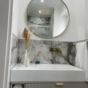 Modernes Badezimmer Waschtisch Marmor Spiegel Badsanierung durch WärmeFix Haustechnik Marl und Umgebung
