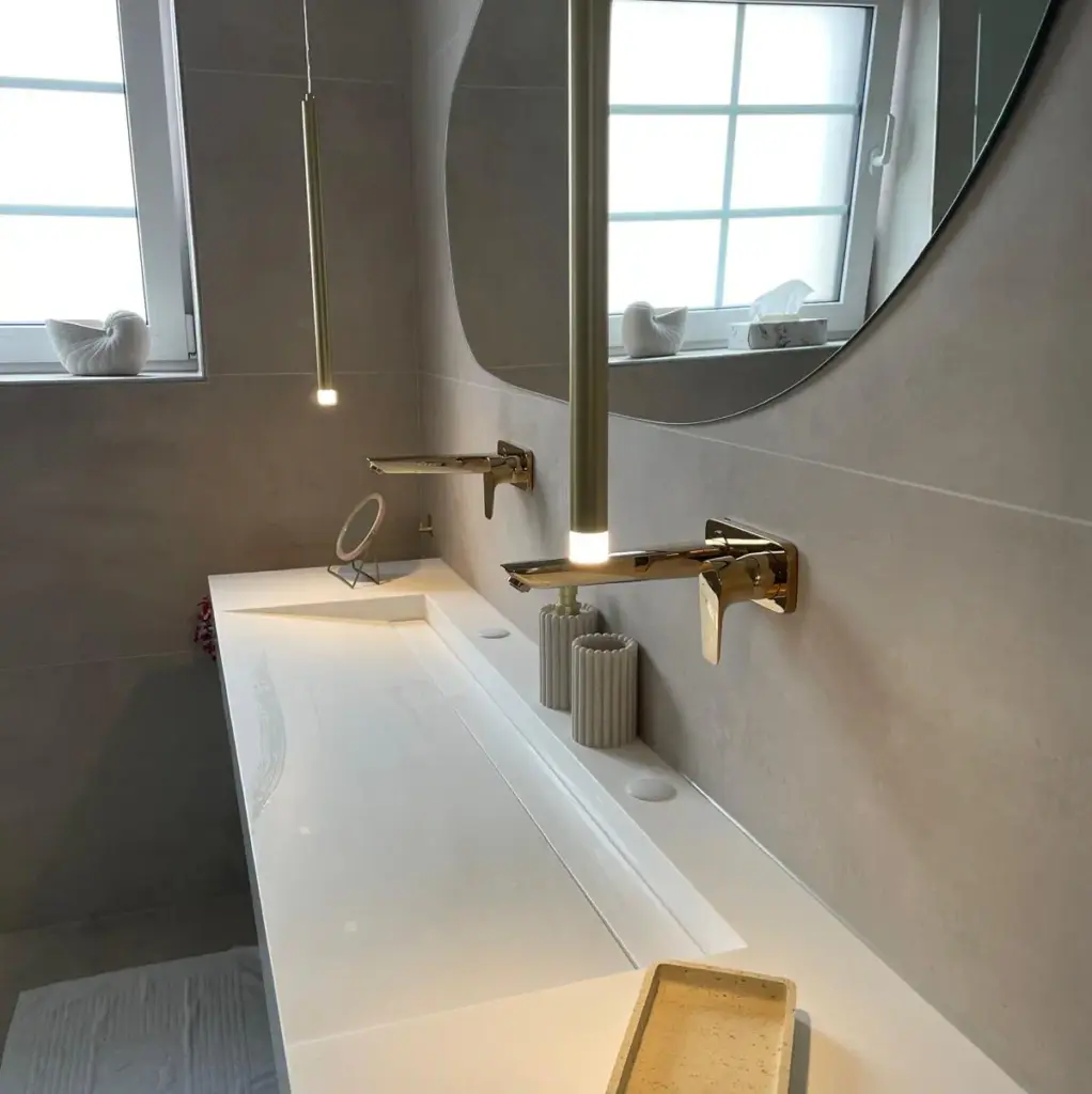Modernes Badezimmer Waschtisch Spiegel Armatur Badsanierung durch WärmeFix Haustechnik Marl und Umgebung