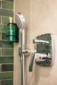 Moderne Duscharmatur mit Handbrause und Unterputz-Mischbatterie im Badezimmer