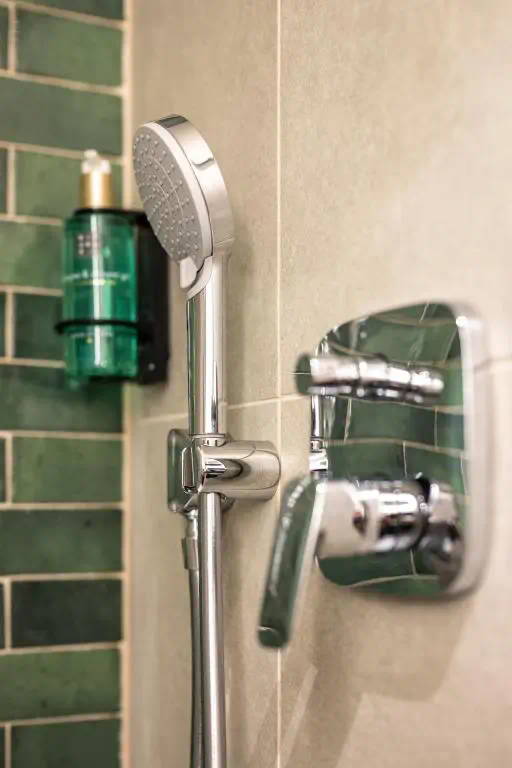 Moderne Duscharmatur mit Handbrause und Unterputz-Mischbatterie im Badezimmer