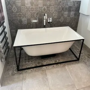 Freistehende Badewanne mit Designfliesen und moderner Armatur hochwertige Badsanierung Marl Umgebung