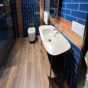 Modernes Gäste WC mit blauen Fliesen und freistehendem Waschtisch Badsanierung Marl Umgebung