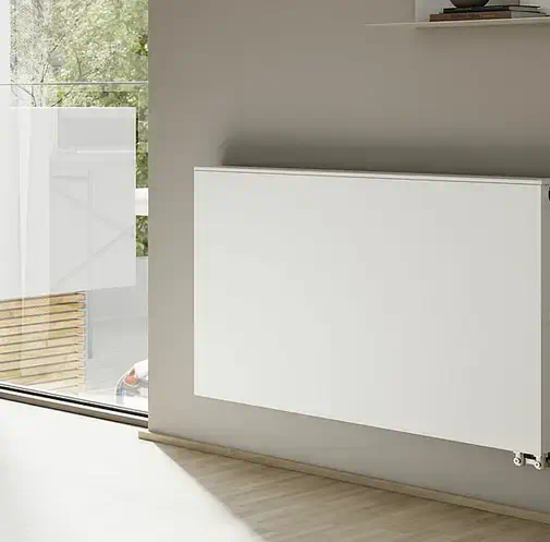 Moderner Flachheizkörper in minimalistischem Wohnraum am Fenster
