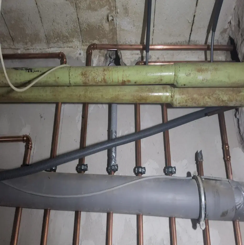 Rohrbruch an Wasserleitung mit sichtbaren Schäden und korrodierten Rohren