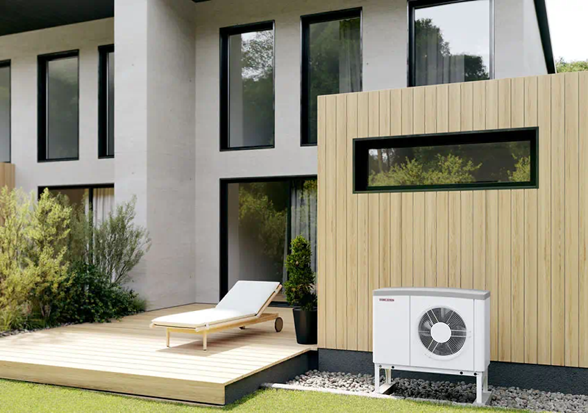 Wärmepumpe Außengerät an moderner Hausfassade im Garten energieeffiziente Heizlösung