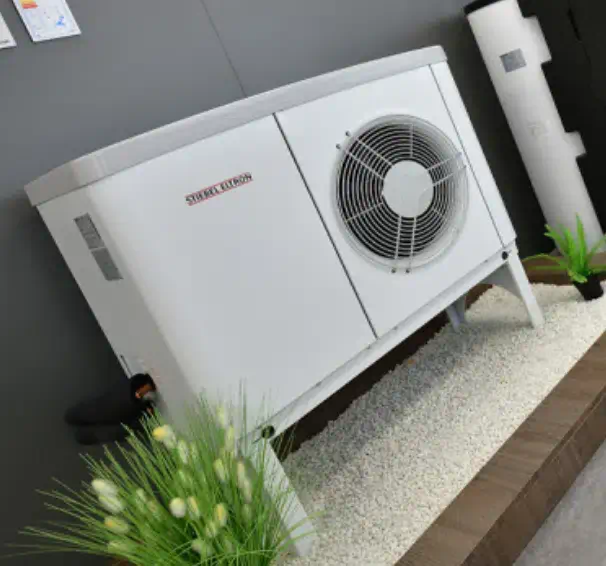 Wärmepumpe Außengerät im Garten installiert moderne energieeffiziente Heizlösung