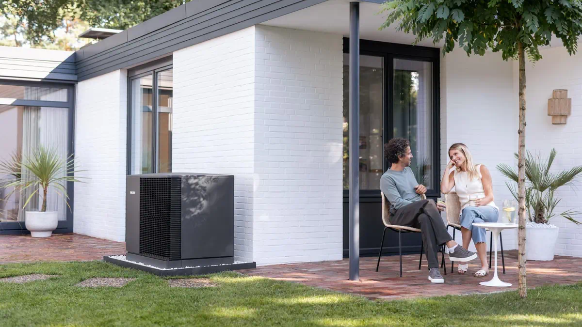 Wärmepumpe an einem Wohnhaus zur Wärmepumpenplanung mit WärmeFix