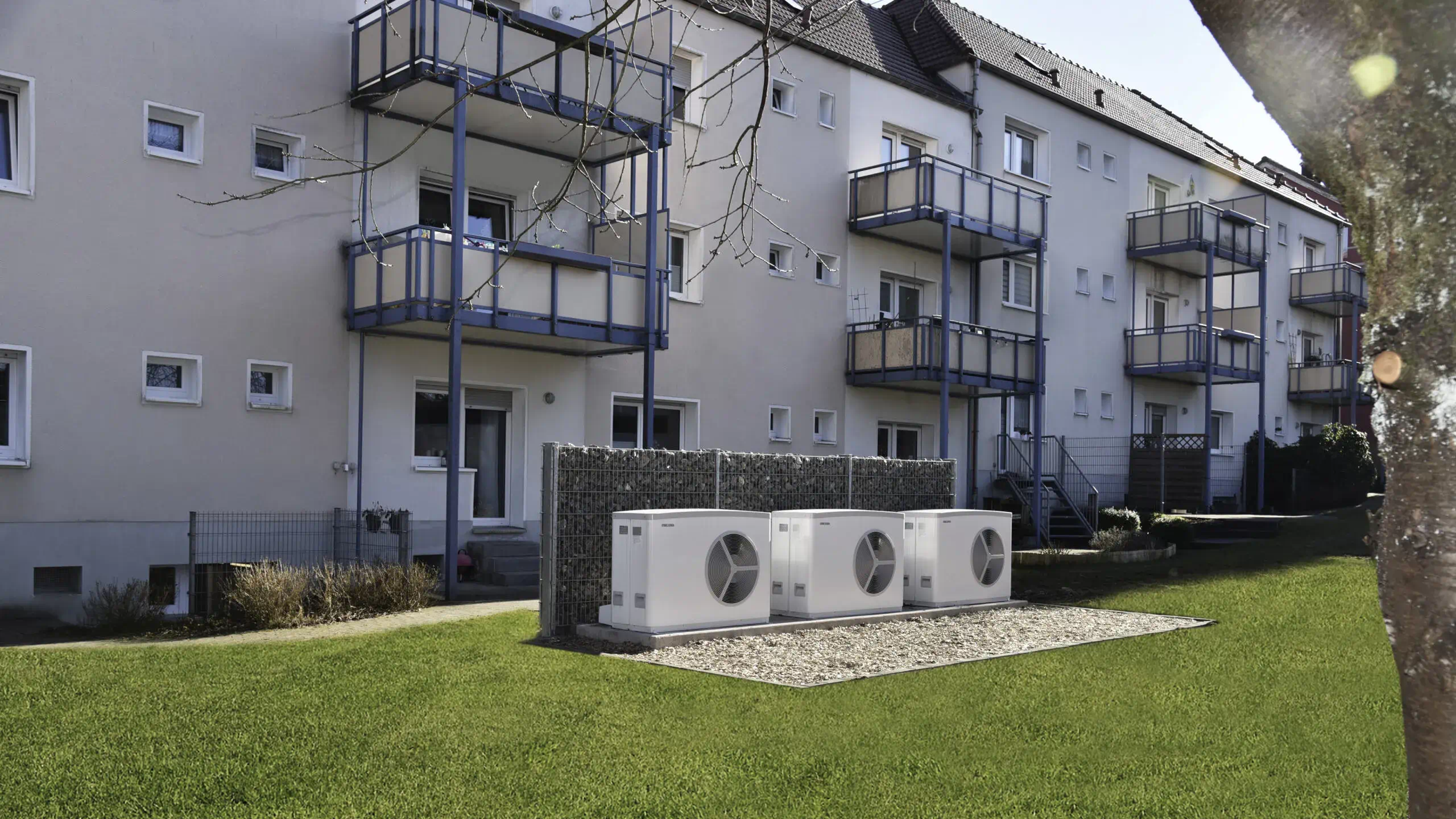 Wärmepumpen-Kaskade an einem Mehrfamilienhaus im Gebäudebestand