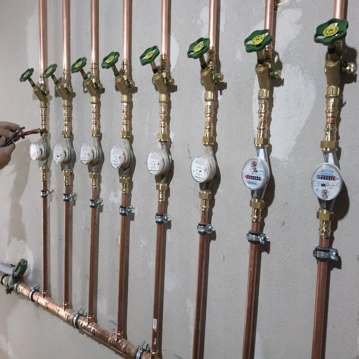 Wasserinstallation mit mehreren Wasserzählern und Absperrventilen in einem Mehrfamilienhaus
