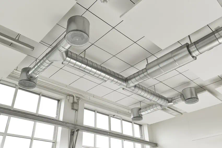 Zentrale Lüftungsanlage und Luftkanäle für einen Neubau